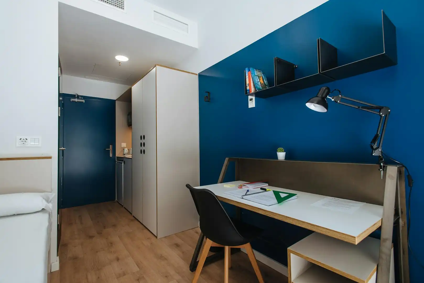 Bedroom of Flat for share in Sevilla  with Air Conditioner and Heating