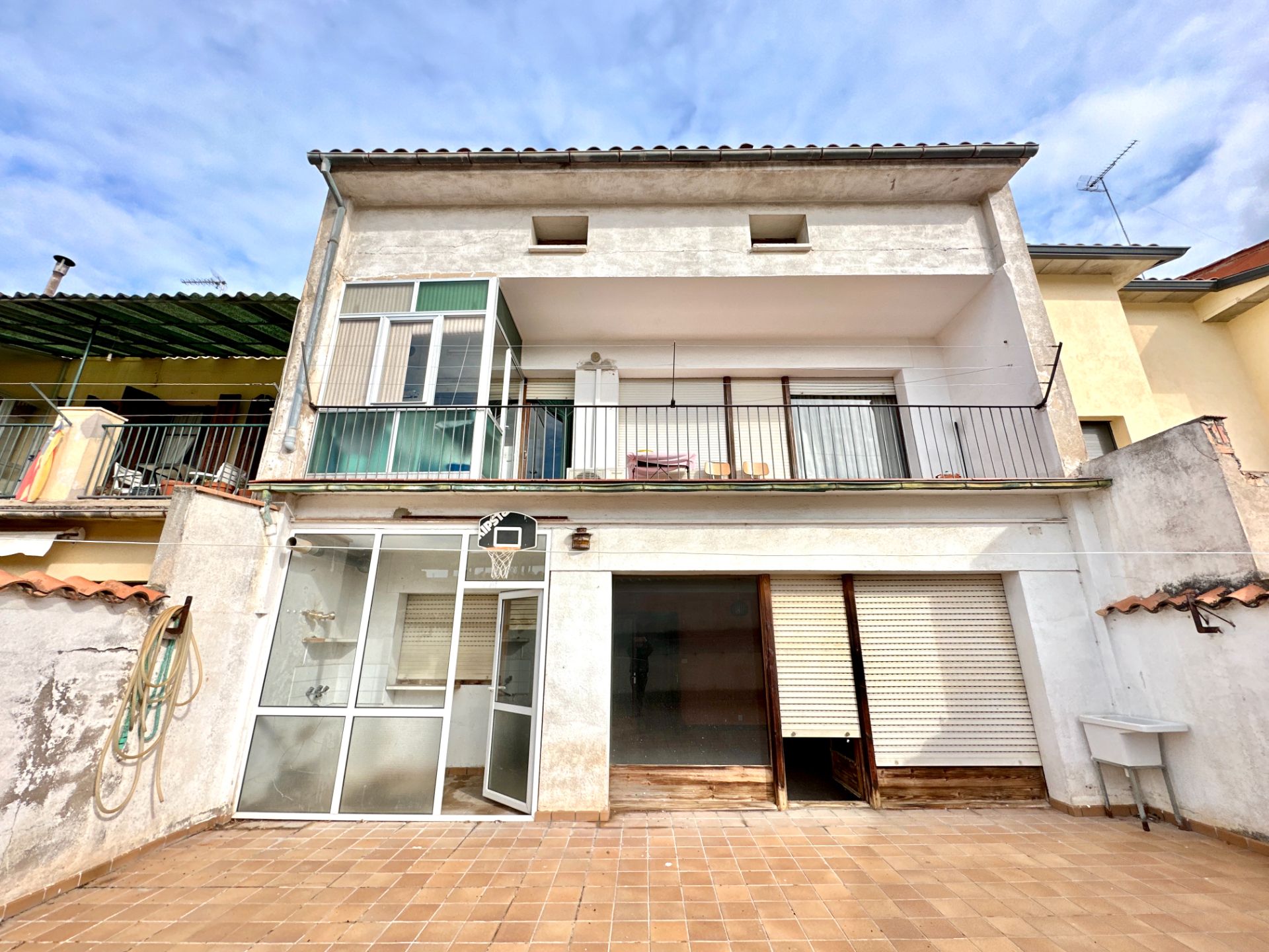Exterior view of Single-family semi-detached for sale in Torelló  with Air Conditioner, Heating and Terrace