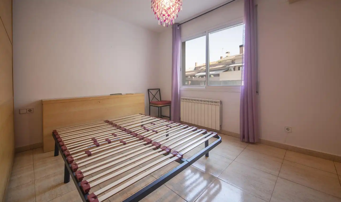 Schlafzimmer von Einfamilien-Reihenhaus zum Verkauf in Rubí mit Heizung und Möbliert