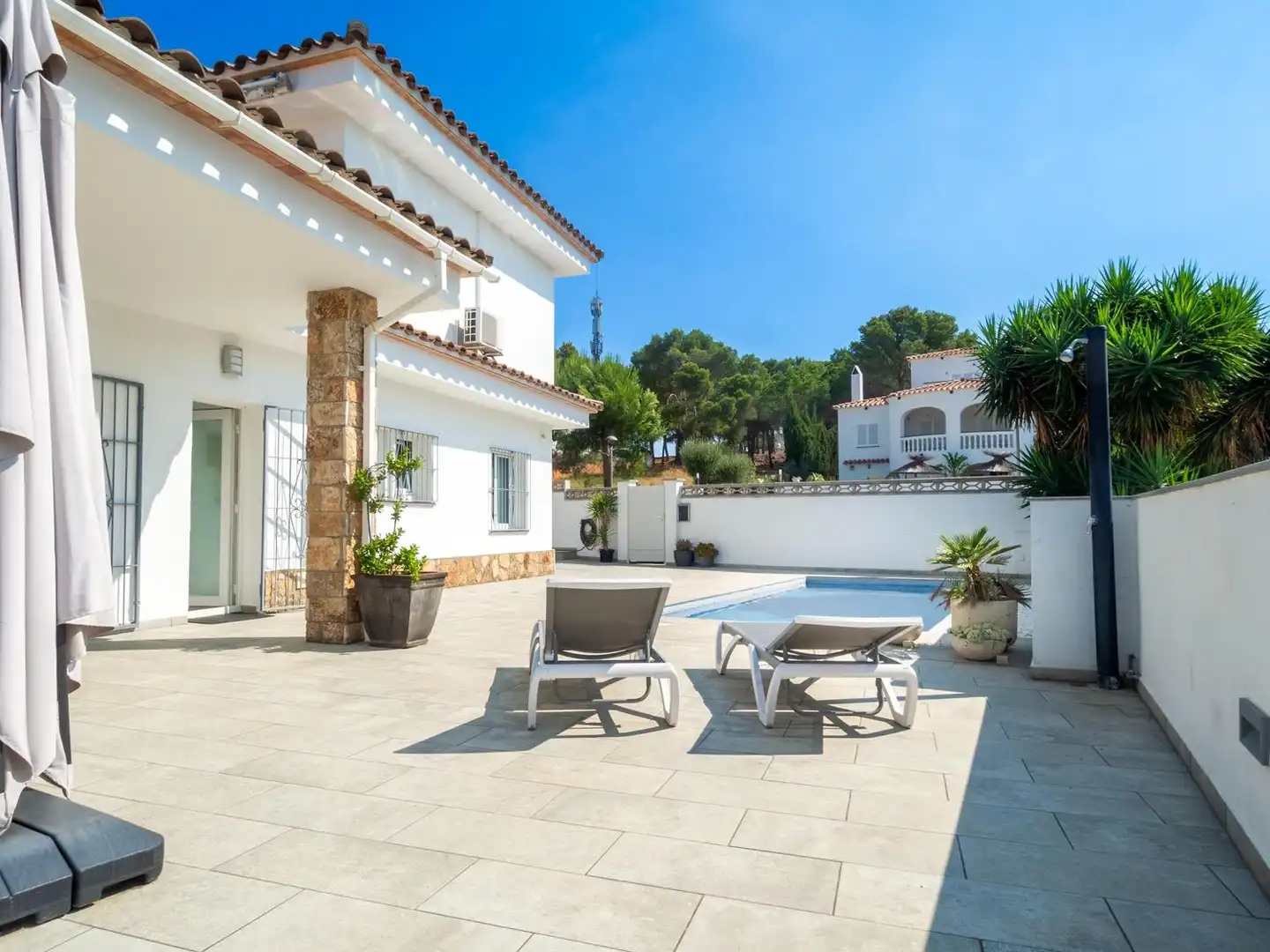 Casa con piscina en venta en Carrer VALL D'ARAN, imagen 2
