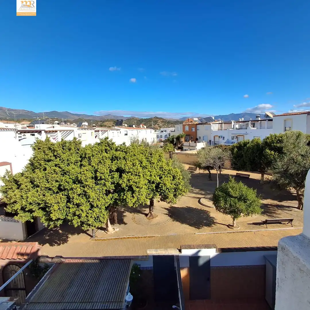 Vista exterior de Casa adosada en venda en Estepona amb Jardí privat