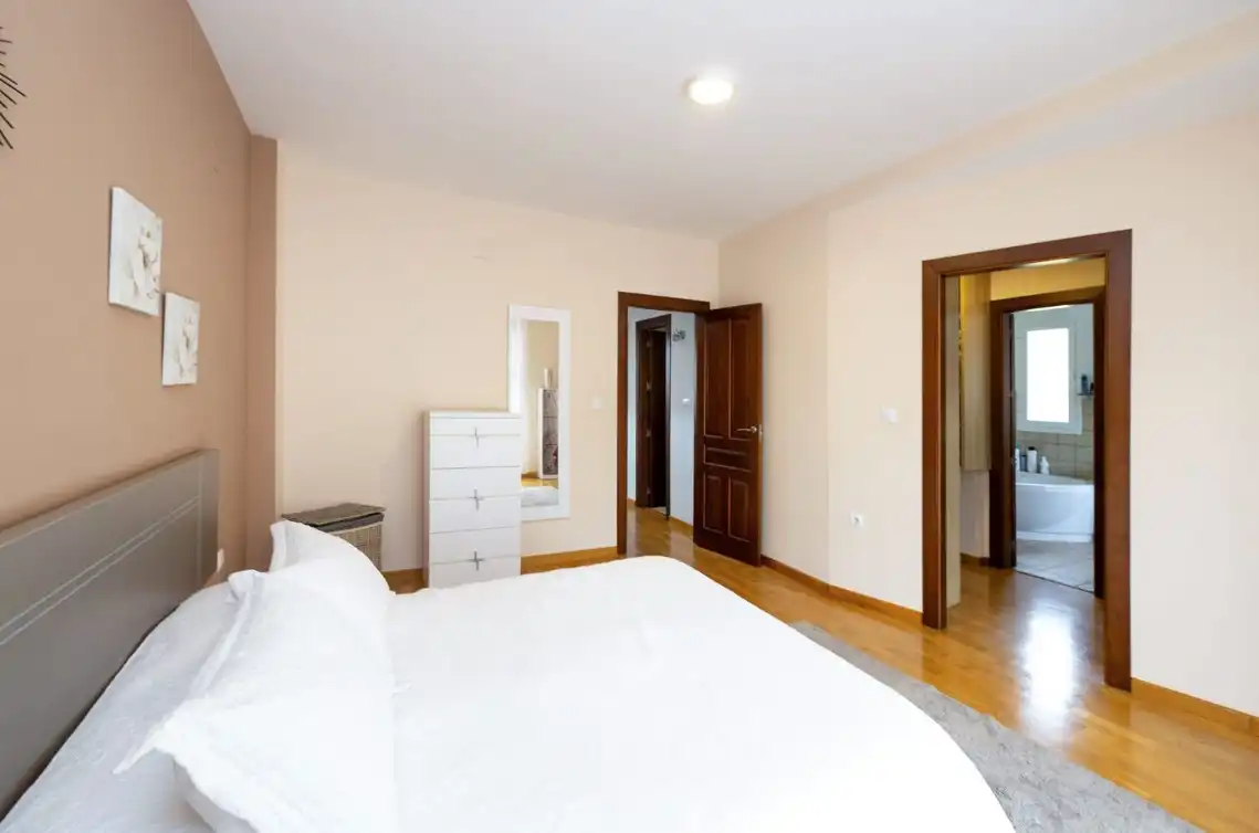 Habitación de Casa o chalet en venta en La Zubia con Aire acondicionado, Calefacción y Jardín privado