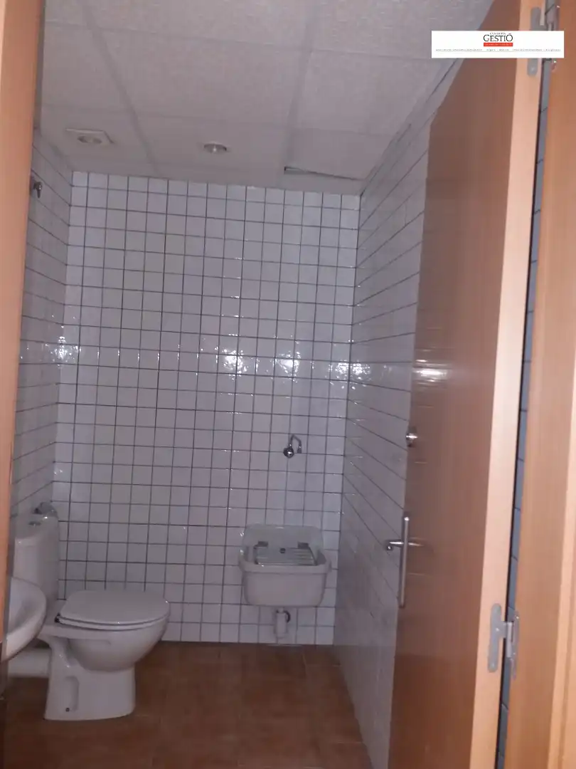 Badezimmer von Büro zur Miete in Vallirana mit Klimaanlage