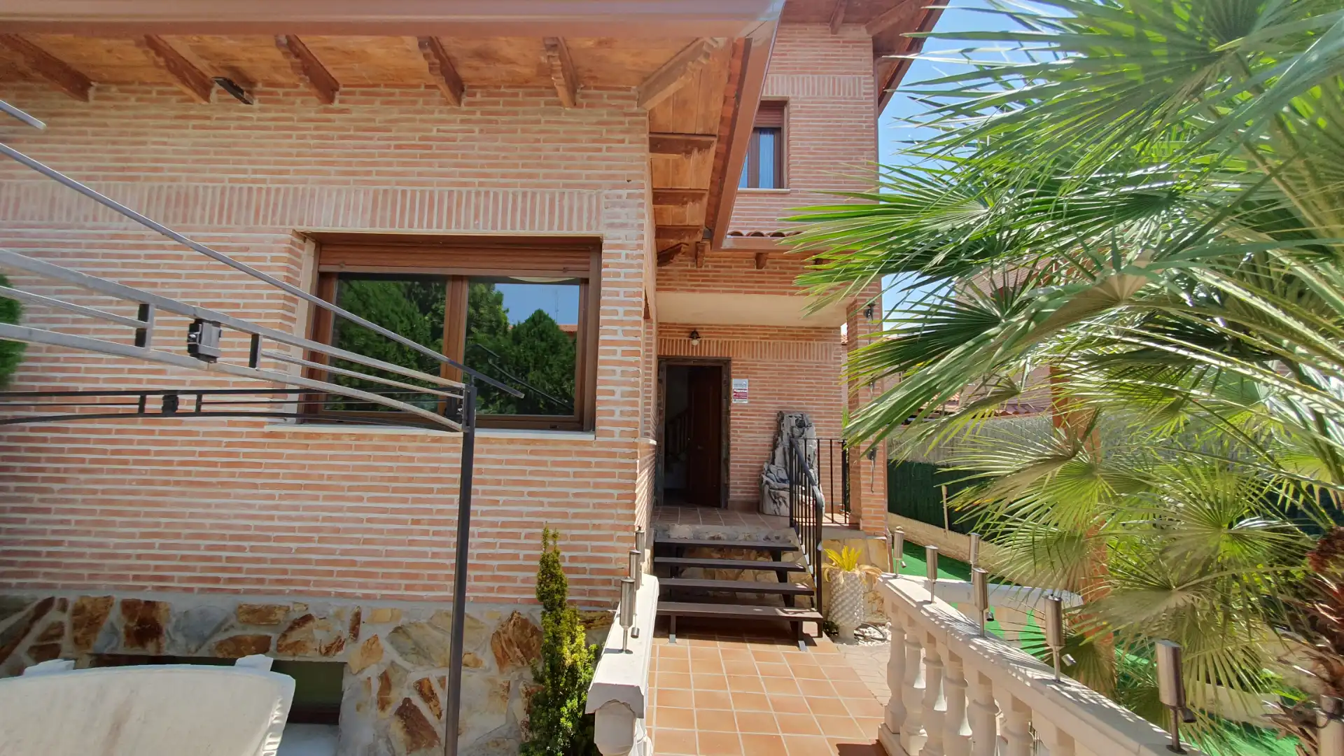 Vista exterior de Casa adosada en venda en Olías del Rey amb Aire condicionat, Calefacció i Jardí privat