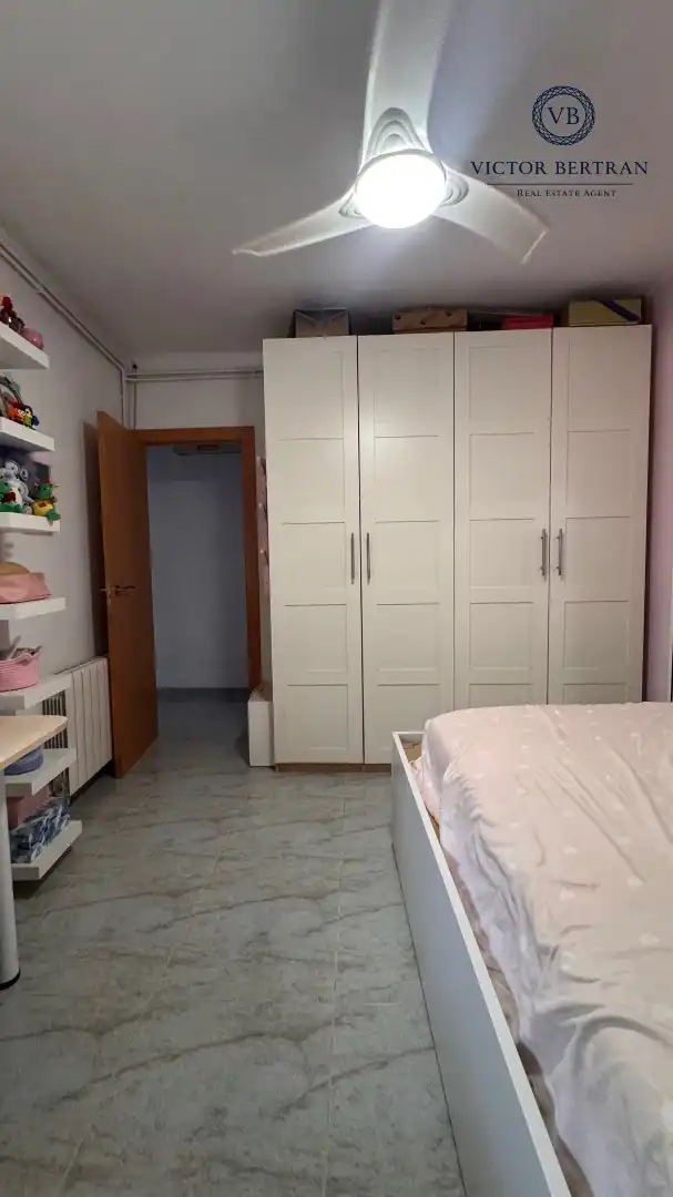 Schlafzimmer von Dachboden zum Verkauf in Premià de Mar mit Klimaanlage, Ofen und Balkon