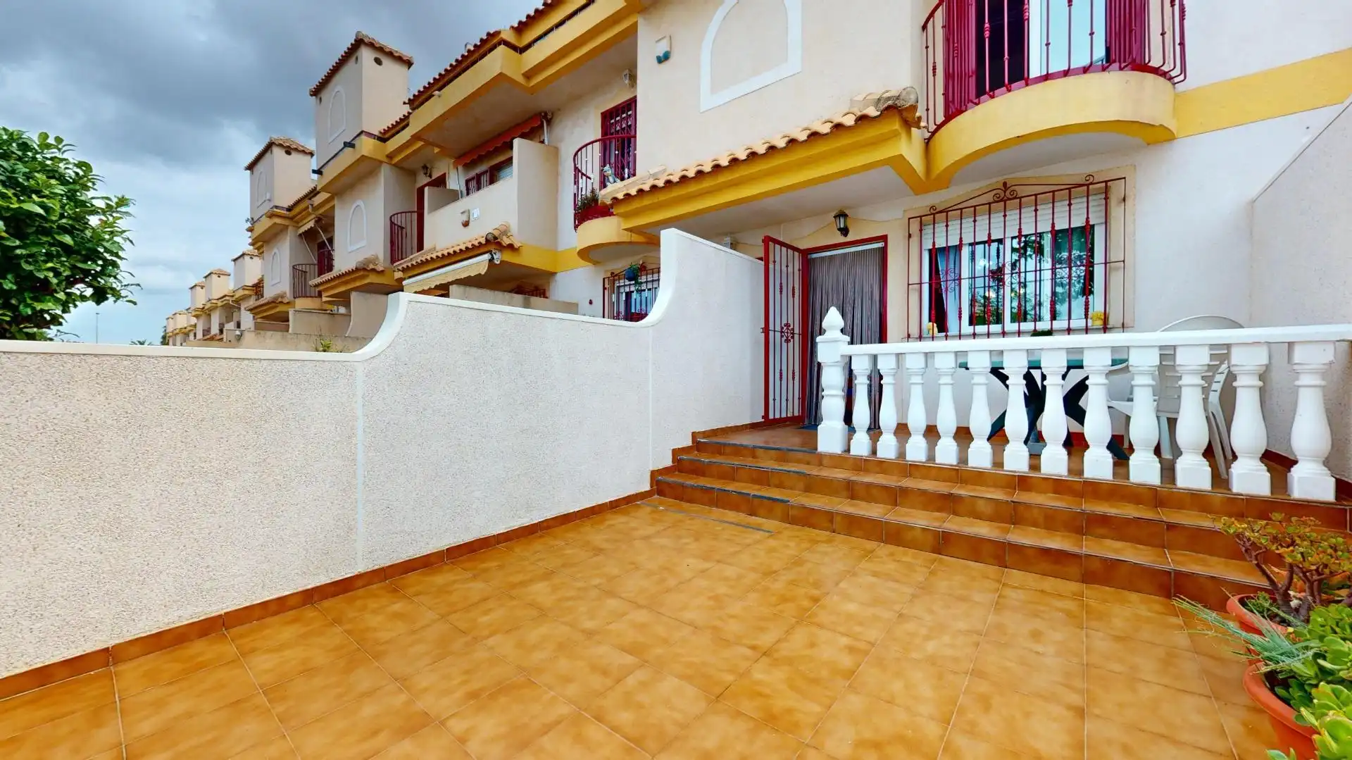 Vista exterior de Casa adosada en venda en Pilar de la Horadada amb Jardí privat, Terrassa i Balcó