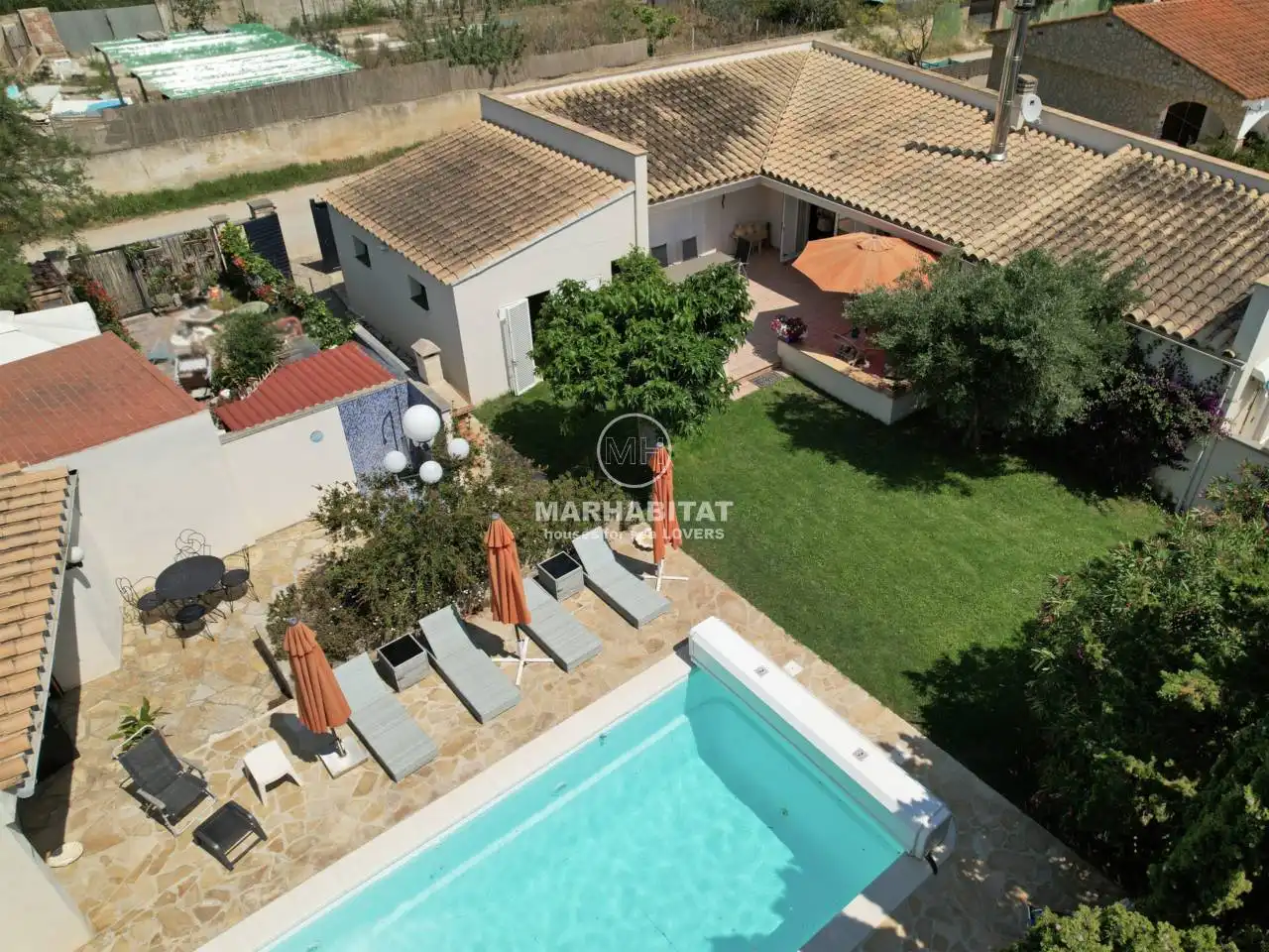 Vista exterior de Casa o xalet en venda en L'Escala amb Aire condicionat, Jardí privat i Terrassa