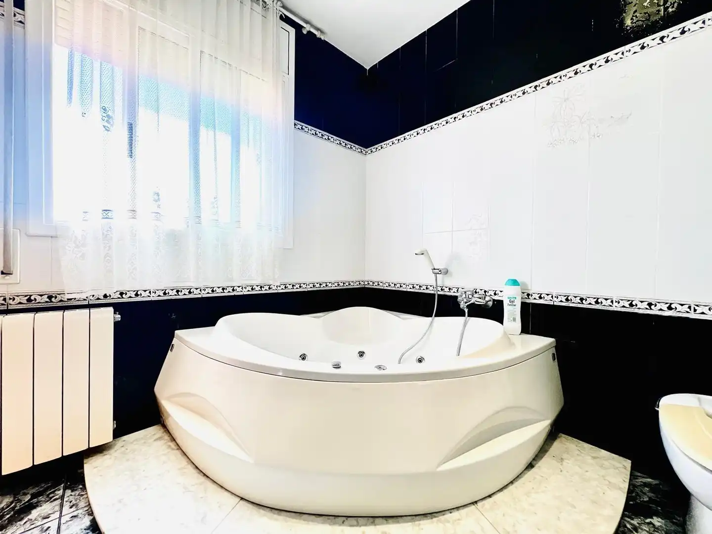 Baño de Casa adosada en venta en Valls con Aire acondicionado, Calefacción y Jardín privado