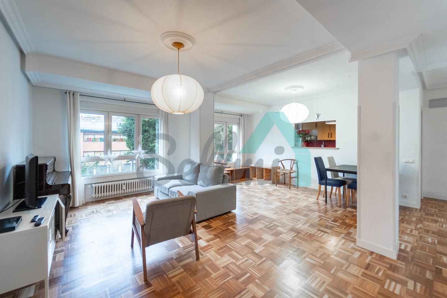 Sala d'estar de Pis de lloguer en Oviedo  amb Calefacció, Parquet i Terrassa