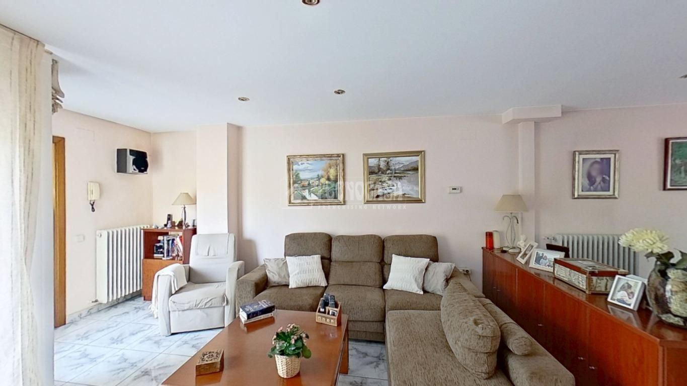 Sala d'estar de Casa adosada en venda en Vic amb Aire condicionat, Calefacció i Terrassa