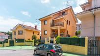 Vista exterior de Casa o xalet en venda en Avilés amb Terrassa