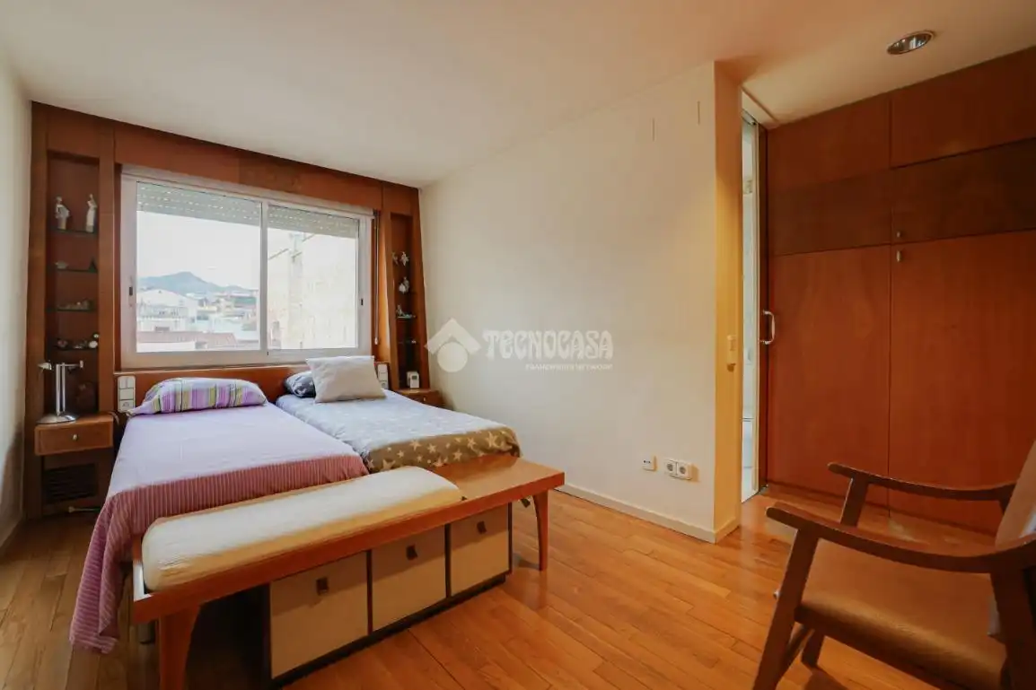 Casa aparellada amb terrassa en venda a Centre - Can Nadal
