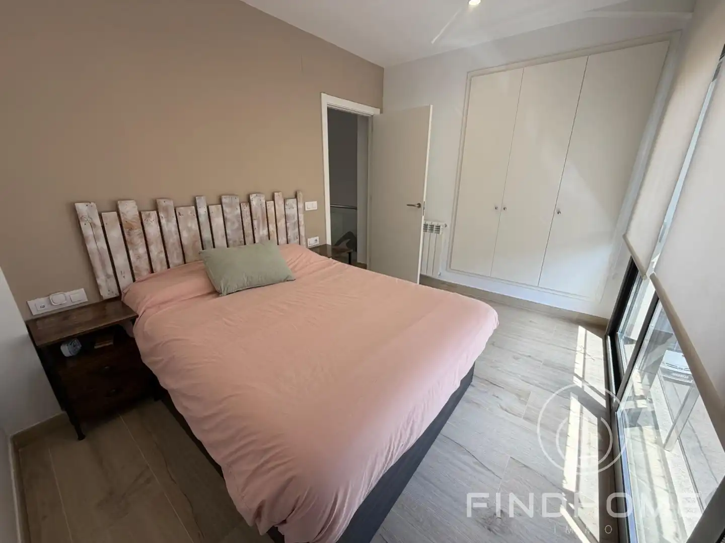 Schlafzimmer von Einfamilien-Reihenhaus zum Verkauf in Olot mit Klimaanlage, Heizung und Privatgarten