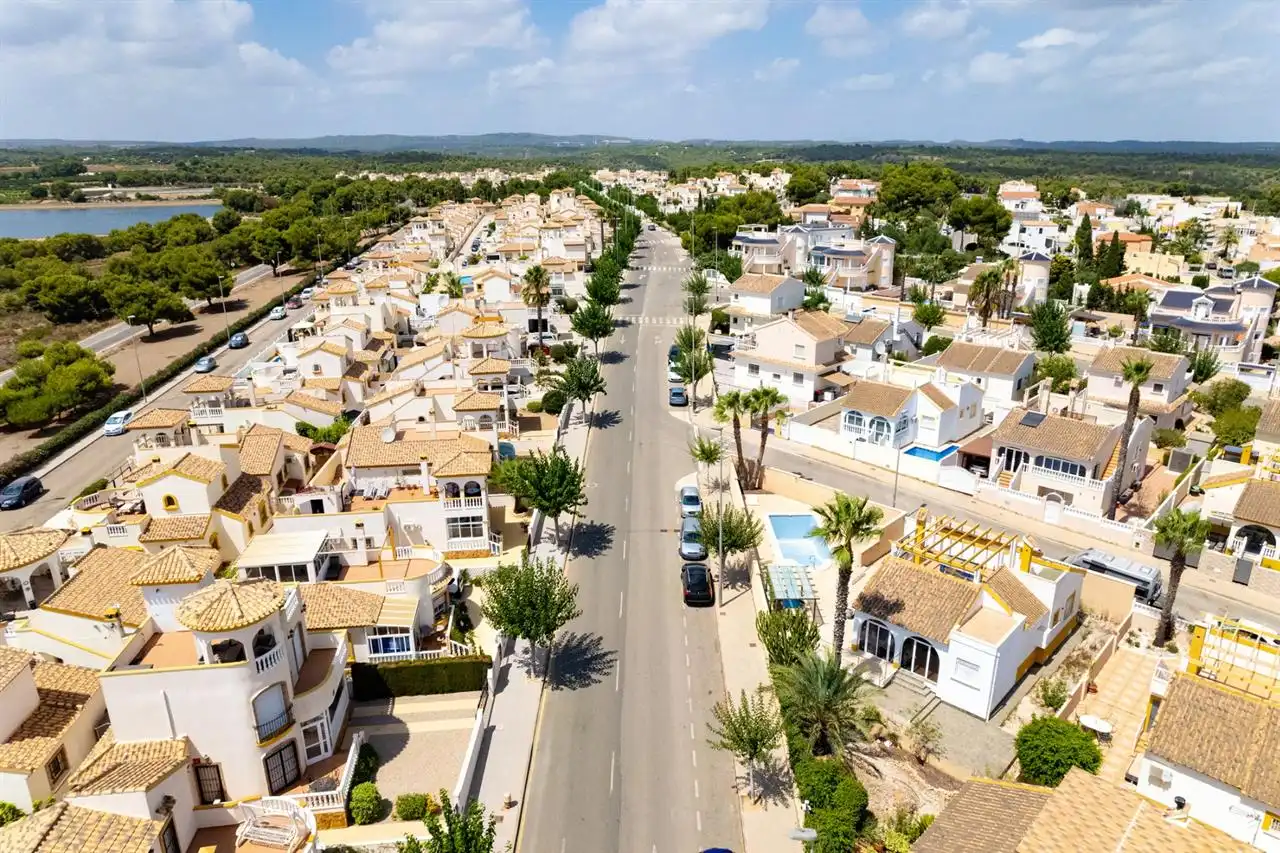 Vista exterior de Casa o chalet en venta en Pilar de la Horadada con Jardín privado, Trastero y Piscina