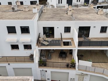 Casa a schiera con balcone in vendita a Calle Merla