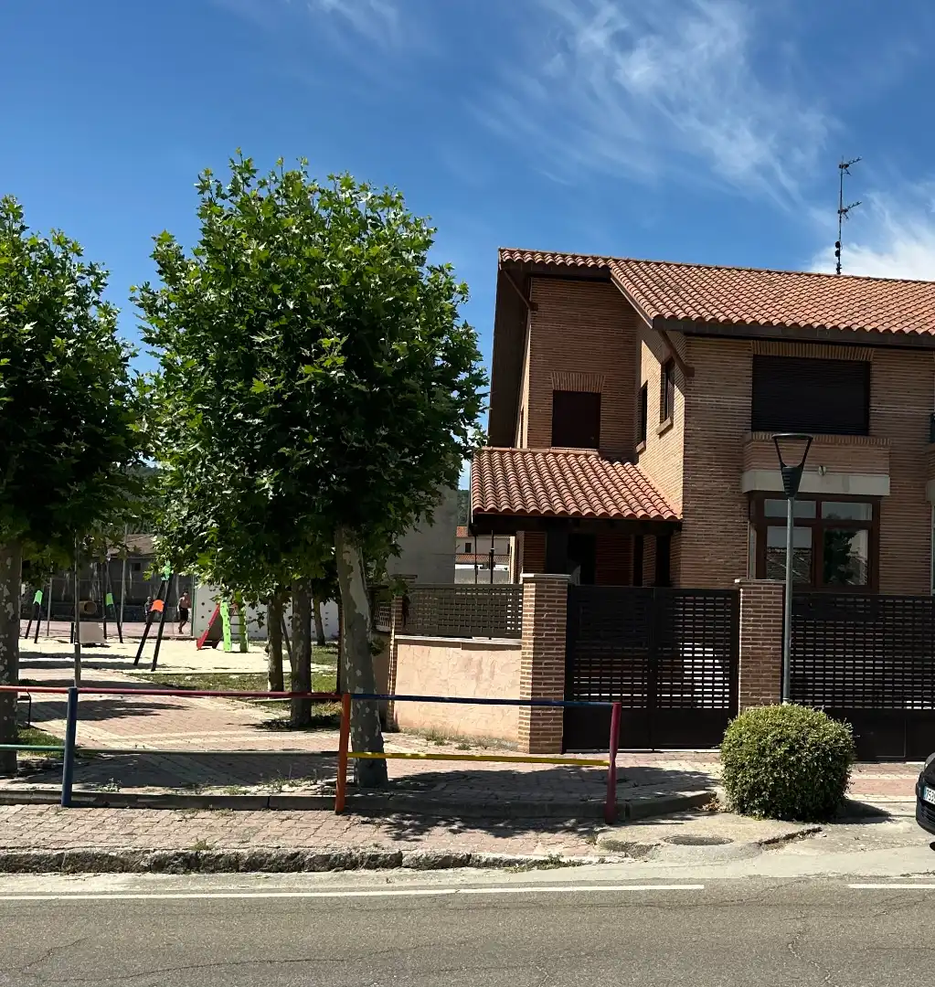 Vista exterior de Casa adosada en venda en Traspinedo amb Calefacció i Terrassa