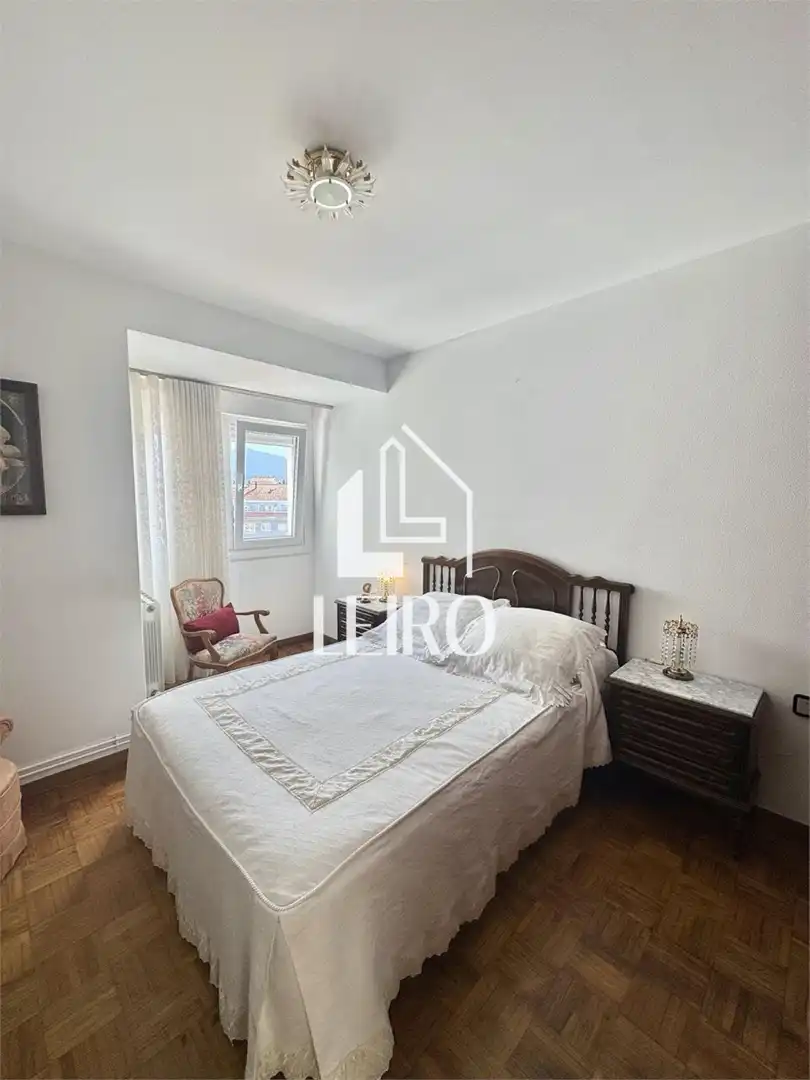 Schlafzimmer von Dachboden zum Verkauf in Vilagarcía de Arousa mit Heizung, Parkett und Terrasse