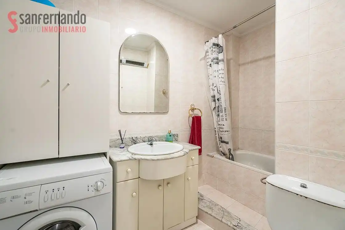Baño de Piso en venta en Torrelavega  con Parquet, Terraza y Amueblado