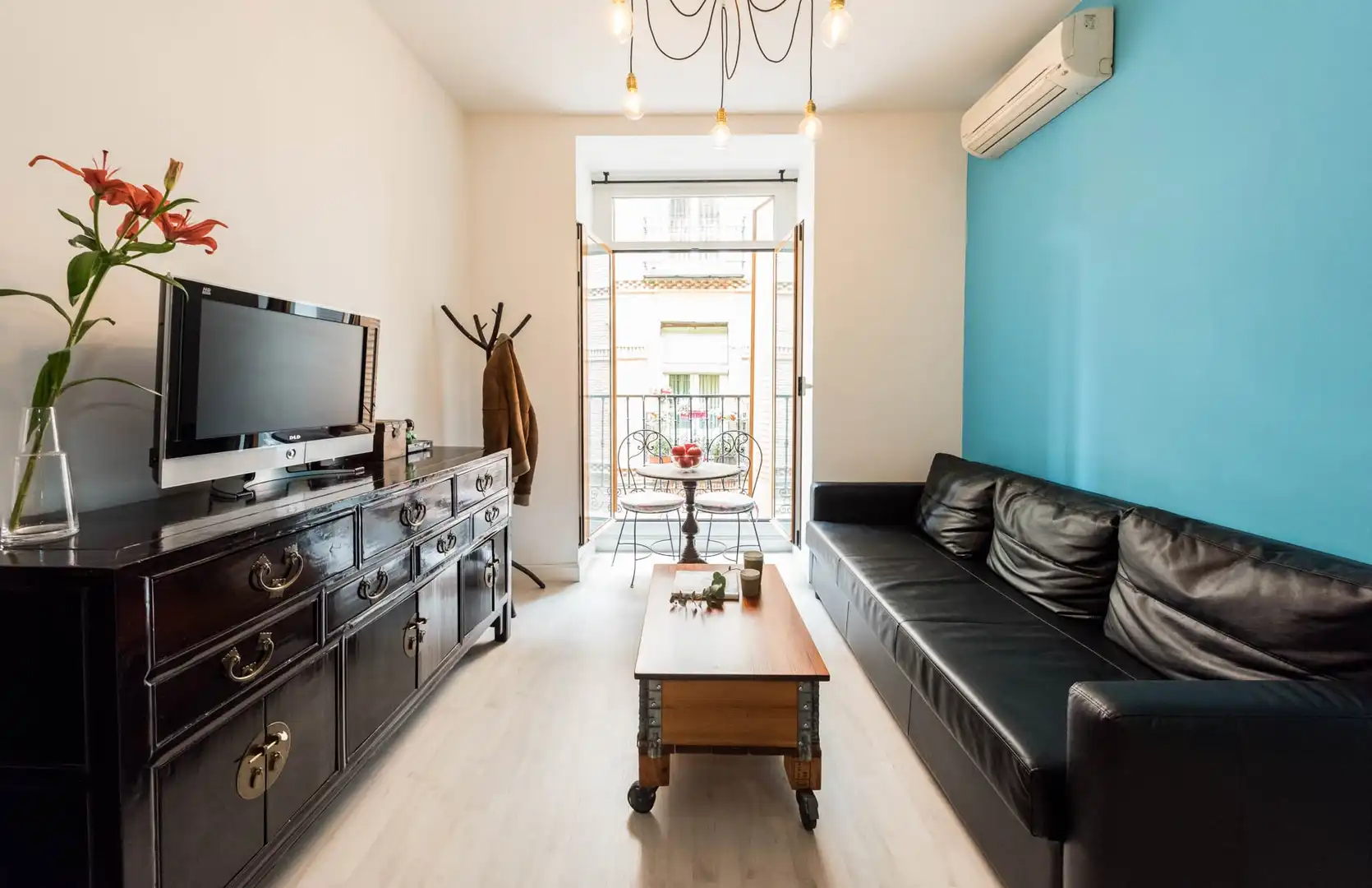 Living room of Flat for rent in Madrid  with Air Conditioner, Heating and Furnished