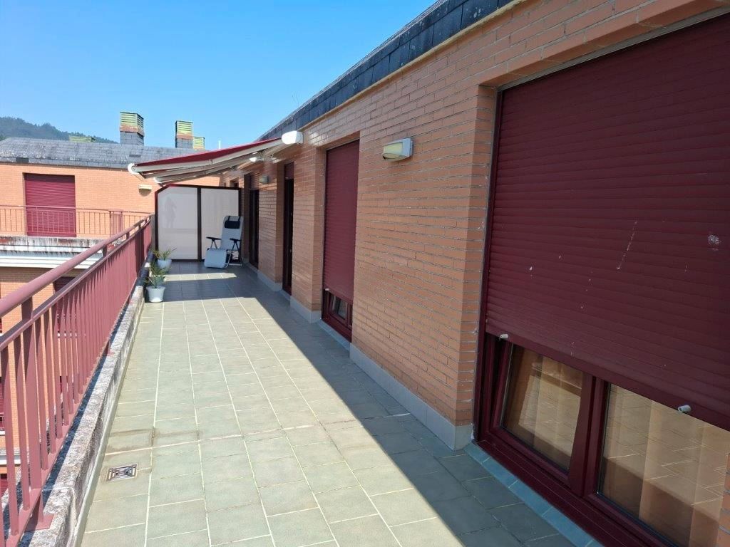 Vista exterior de Àtic en venda en Viveiro amb Calefacció, Terrassa i Traster