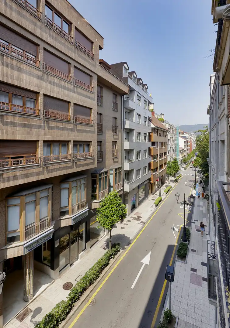 Vista exterior de Pis en venda en Oviedo  amb Calefacció, Parquet i Traster