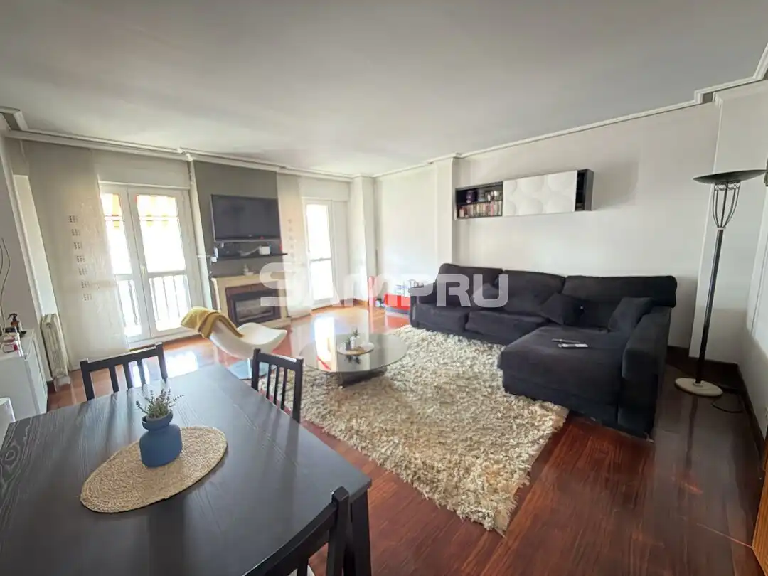 Wohnzimmer von Dachboden zum Verkauf in Arrasate / Mondragón mit Heizung und Balkon