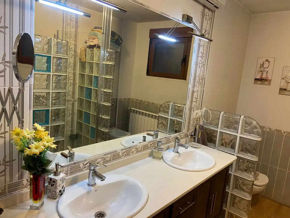 Badezimmer von Einfamilien-Reihenhaus zum Verkauf in Albacete mit Klimaanlage, Heizung und Parkett