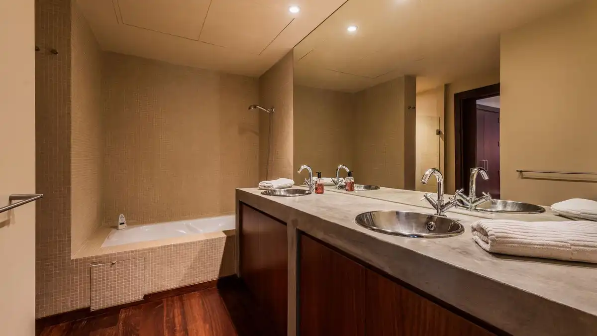 Badezimmer von Haus oder Chalet zum Verkauf in Benahavís mit Klimaanlage, Privatgarten und Terrasse