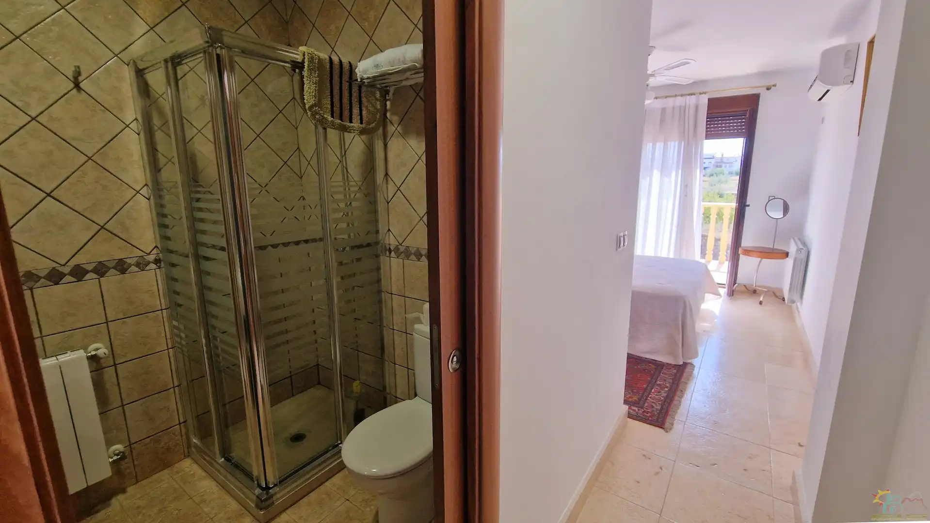 Badezimmer von Einfamilien-Reihenhaus zum Verkauf in Diezma mit Klimaanlage, Heizung und Privatgarten