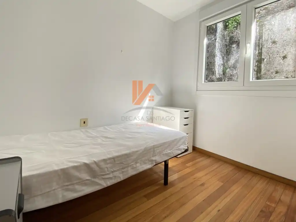 Dormitori de Apartament de lloguer en Santiago de Compostela  amb Terrassa i Moblat