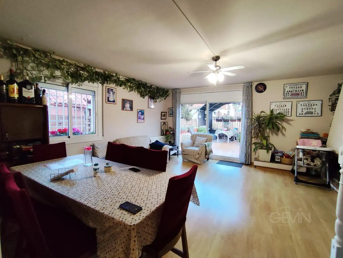 Sala d'estar de Casa adosada en venda en Santa Perpètua de Mogoda amb Calefacció, Jardí privat i Terrassa