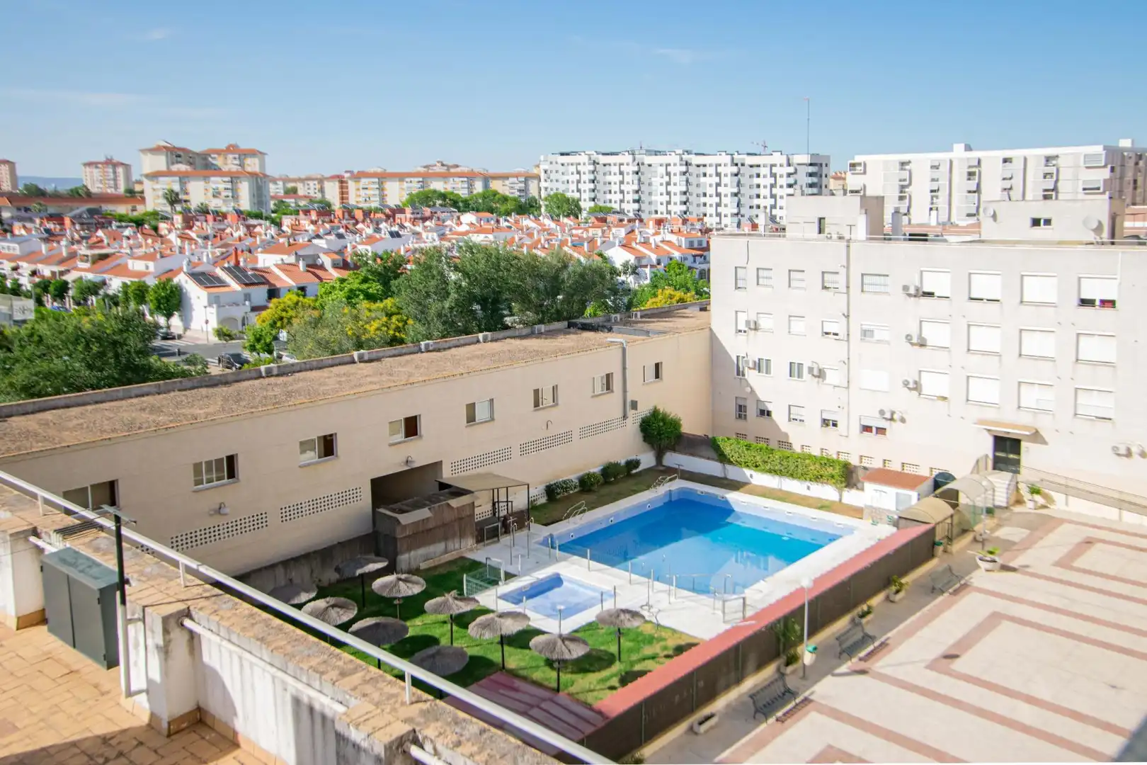 Swimming pool of Flat for sale in Sevilla  with Air Conditioner, Heating and Community pool