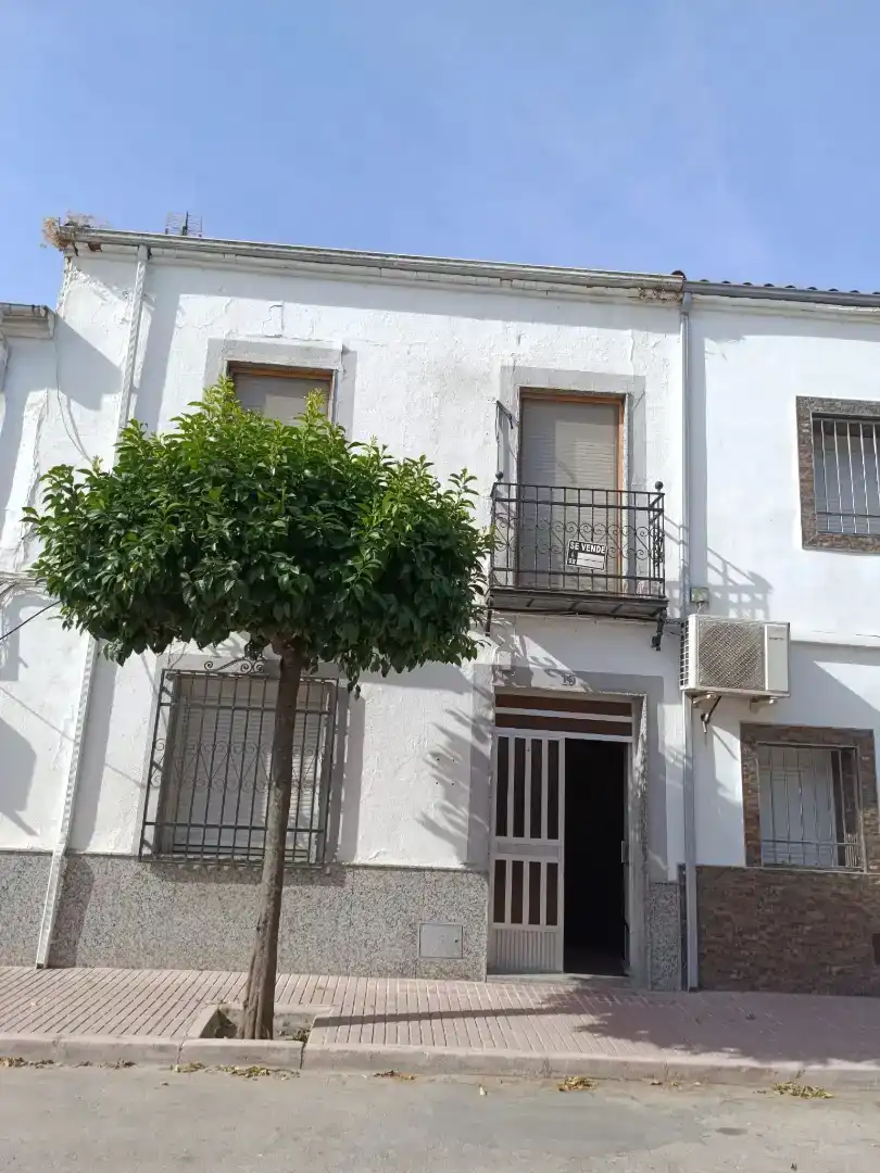 Vista exterior de Casa adosada en venda en Linares amb Balcó