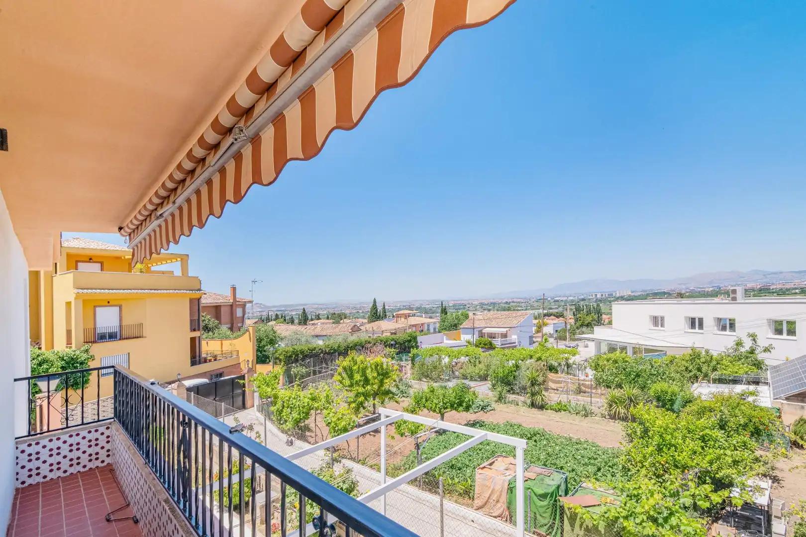 Vista exterior de Casa o xalet en venda en Cájar amb Calefacció, Jardí privat i Piscina