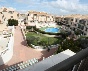 Vista exterior de Casa adosada en venda en Guardamar del Segura amb Parquet, Terrassa i Piscina comunitària