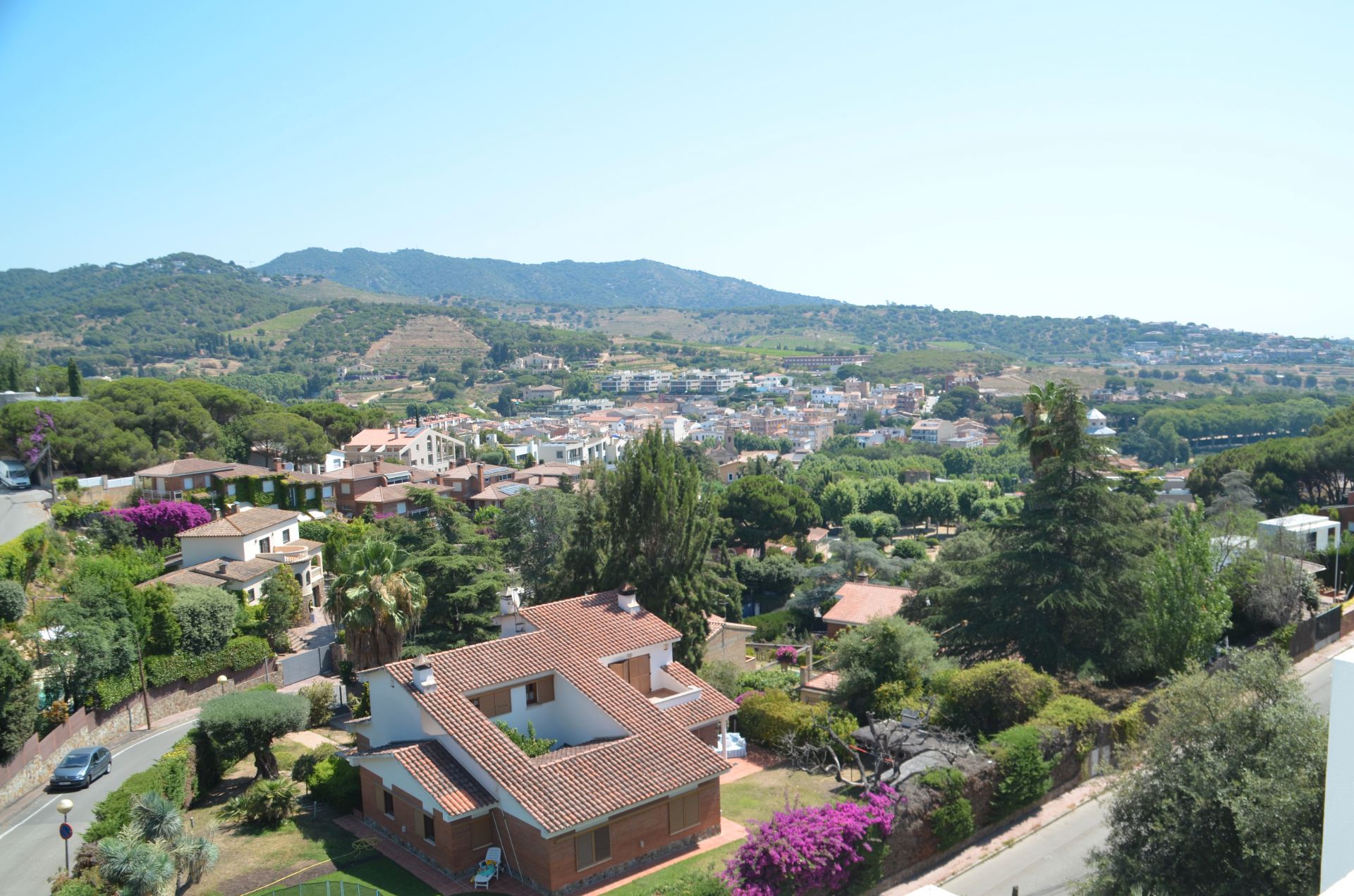 Vista exterior de Casa o xalet de lloguer en Alella amb Aire condicionat, Calefacció i Jardí privat