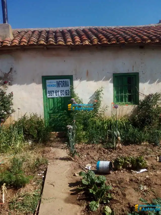 Vista exterior de Casa o xalet en venda en Villaobispo de Otero amb Jardí privat