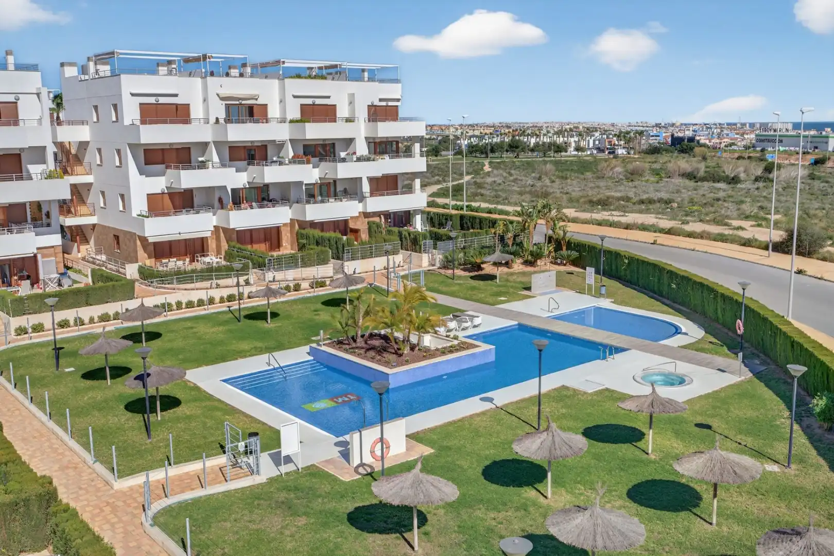 Vista exterior de Ático en venta en Orihuela con Aire acondicionado, Calefacción y Jardín privado