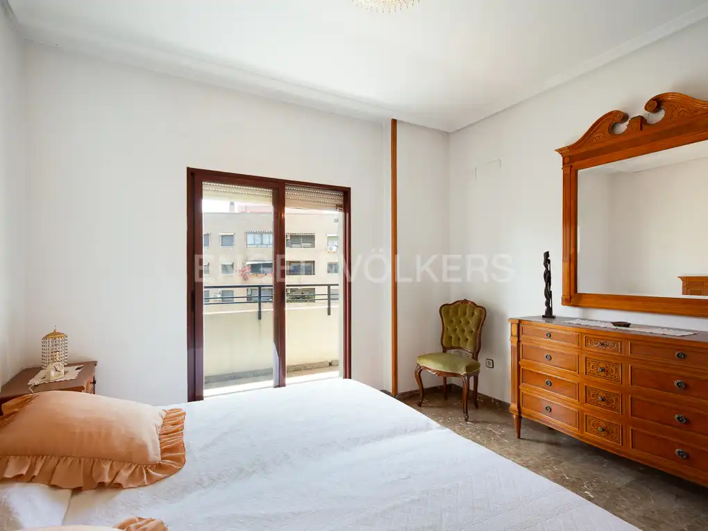Bedroom of Flat for sale in Valencia  with Air Conditioner, Heating and Balcony