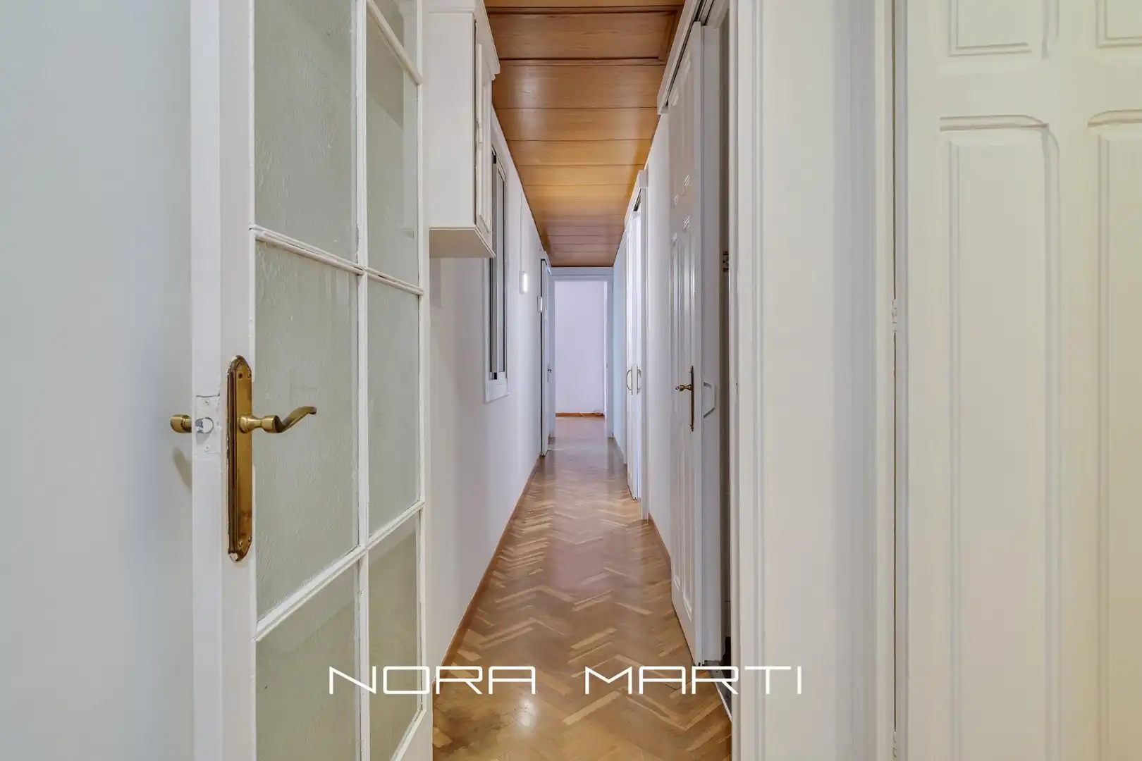 Wohnung zum Verkauf in Barcelona mit Klimaanlage, Parkett und Terrasse