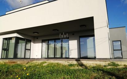 Vista exterior de Casa o xalet en venda en Miño amb Jardí privat