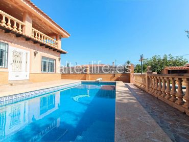 Detached house with pool for sale in L'Albir