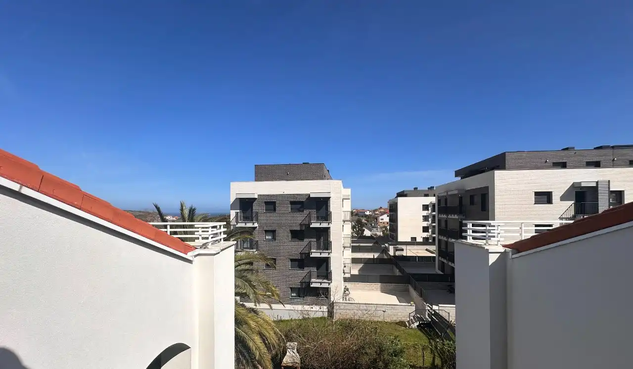 Vista exterior de Dúplex en venta en Santa Cruz de Bezana con Calefacción y Amueblado