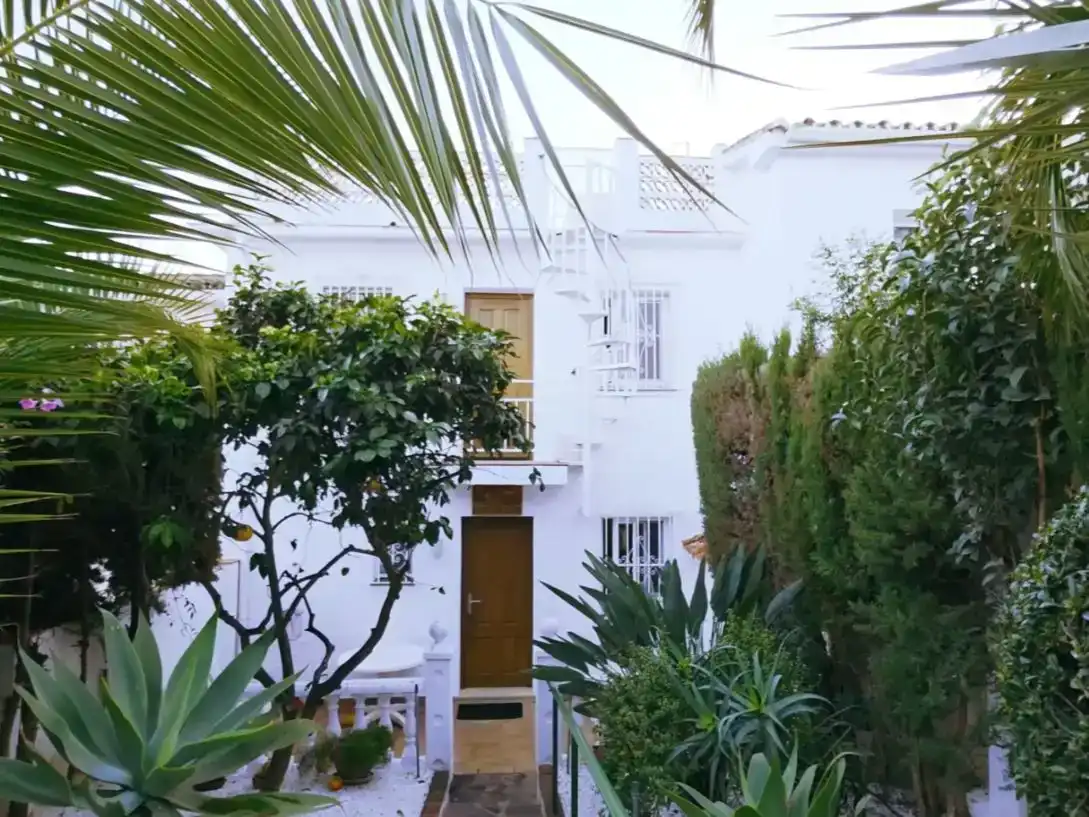 Vista exterior de Casa adosada en venda en Marbella amb Aire condicionat i Balcó