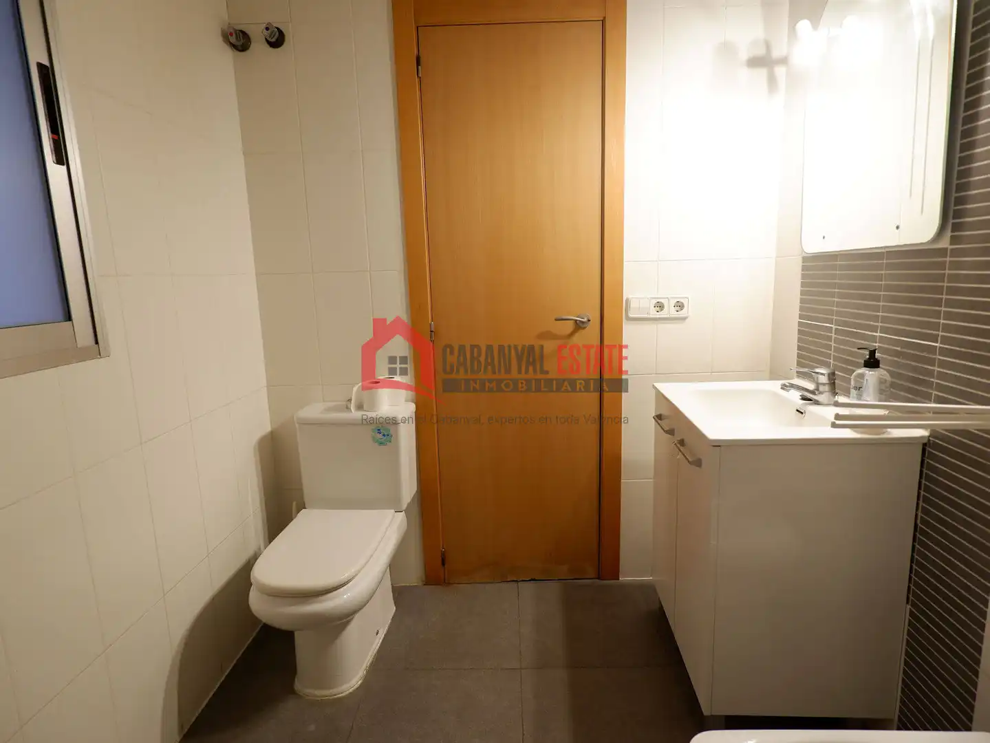 Baño de Estudio de alquiler en Valencia con Aire acondicionado, Amueblado y Balcón