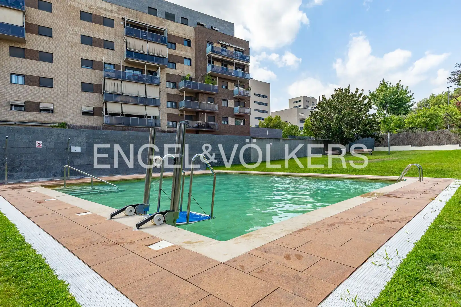 Swimming pool of Flat for sale in Sabadell  with Air Conditioner, Heating and Parquet flooring