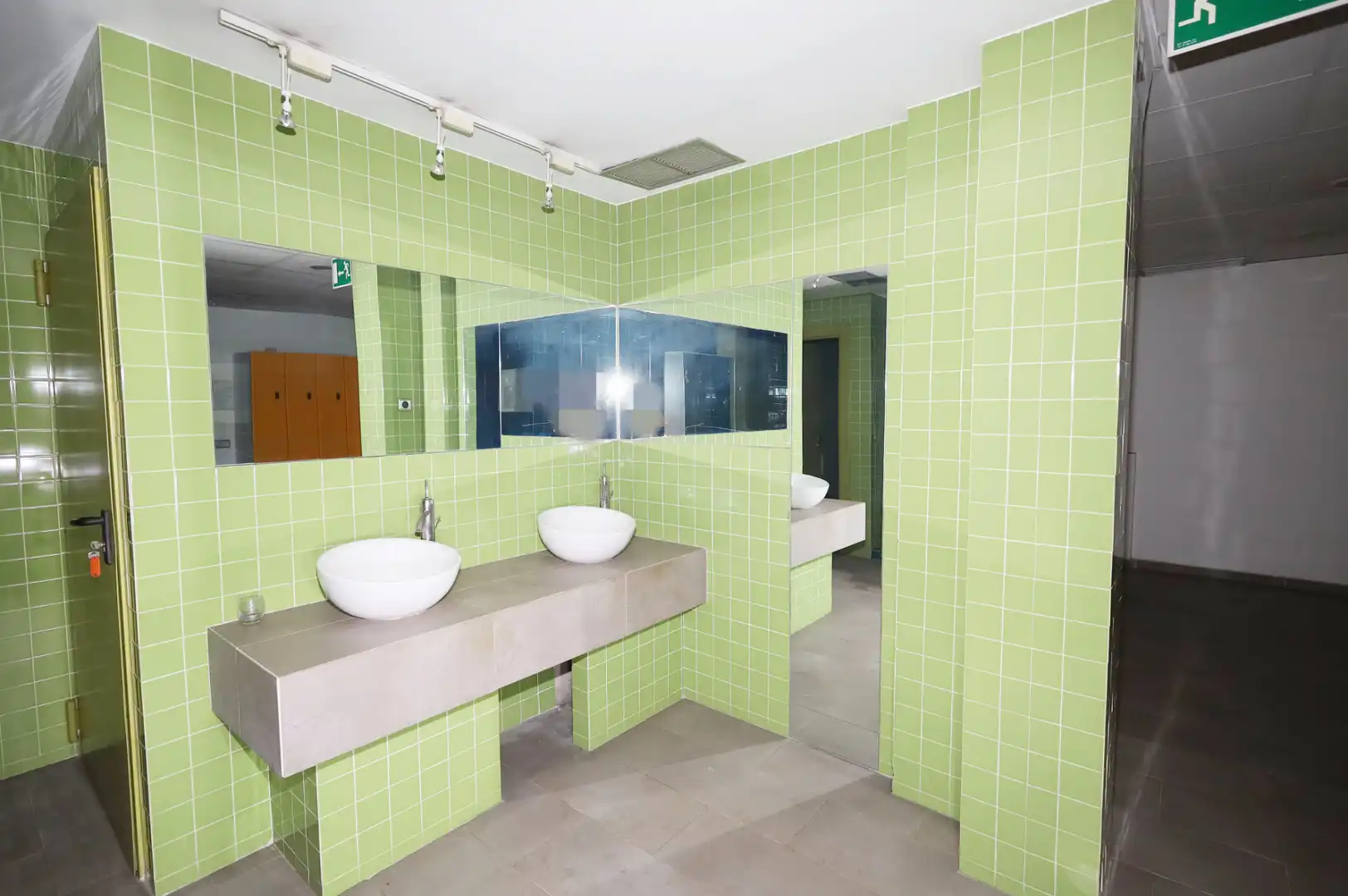 Badezimmer von Geschaftsraum zur Miete in Madrid mit Klimaanlage, Heizung und Möbliert