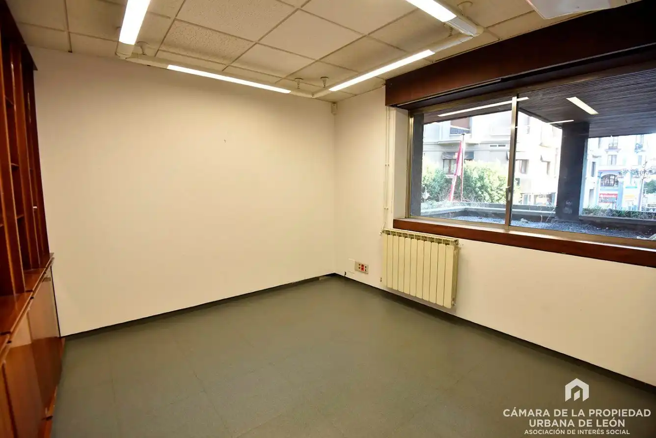 Oficina de lloguer en León Capital 