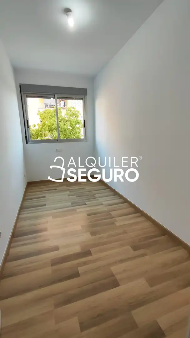 Bedroom of Flat for rent in Torrent  with Air Conditioner and Storage room