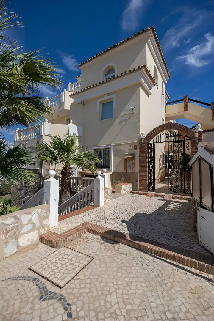 Außenansicht von Erdgeschoss zum Verkauf in Mijas mit Klimaanlage, Terrasse und Schwimmbad